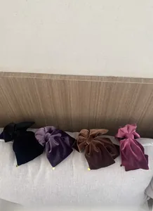 Details von Samt-Haarklammern in vier Farben mit eleganten kleinen Goldanhängern
