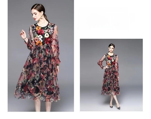 Détail de la broderie florale et du tissu en maille sur la robe élégante à taille haute