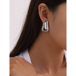 Boucle d'oreille trapèze en acier inoxydable poli argenté portée par un mannequin pour taille