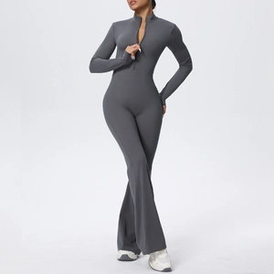 Détail de la combinaison de yoga gris foncé avec col demi-zip et jambes évasées à la mode