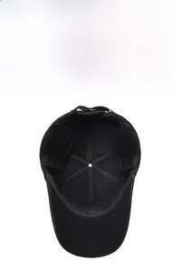 Vista interna del cappello invernale da uomo con fodera calda e paraorecchie pieghevoli