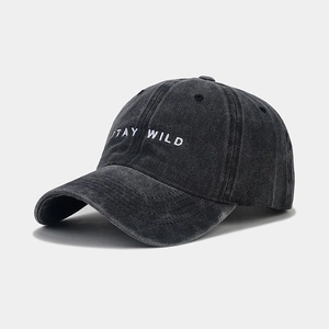 Berretto da baseball in cotone grigio scuro lavato con ricamo STAY WILD in vista laterale