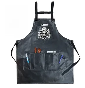 Dettaglio del grembiule da barbiere in pelle PU nera con tasche e logo professionale