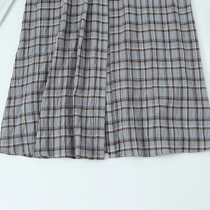 Blaugraues kariertes Hemdblusenkleid mit Seersucker-Struktur und Plissee-Saum