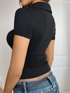 Vue détaillée du dos et du côté du polo en tricot noir ajusté pour femme