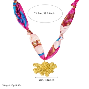 Détail du collier foulard en soie imprimé avec pendentif fleur dorée et dimensions précises