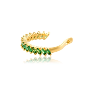 Manchette d'oreille dorée avec micro-pavé de cristaux vert émeraude sur fond blanc