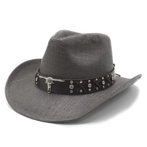 Chapeau de cowboy en paille gris foncé avec ornement tête de taureau et bande brune