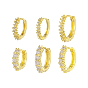 Eleganti orecchini a cerchio dorati con zirconi di varie dimensioni e micro-pavé