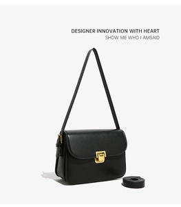 Élégant sac à bandoulière noir classique en cuir avec accessoires dorés pour femmes.