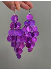 Detailansicht der violetten schillernden Muschelscheiben an Kaskadenohrringen