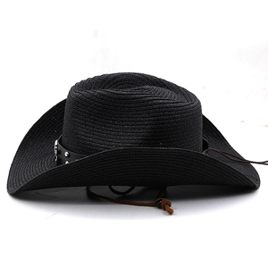 Détail du chapeau de cowboy noir en paille avec bande en cuir, rivets et pendentif crâne