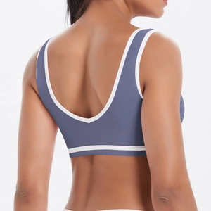 Détail de la brassière sport bleu-gris avec bordure blanche et dos en U profond accentué