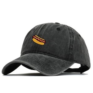 Détail de la broderie hot-dog sur une casquette de baseball en coton gris délavé.