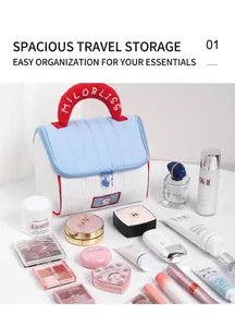 Dettaglio della graziosa borsa da toilette a forma di casa con coperchio blu e bianco