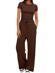 Ensemble marron deux pièces pour femme avec t-shirt cintré et pantalon large fluide