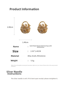 Vue détaillée des boucles d'oreilles fleur dorées avec dimensions 2,0x1,4cm et poids