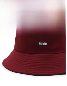 Détail de la broderie Brooklyn City Boy sur un bob bordeaux avec coutures de bord renforcées