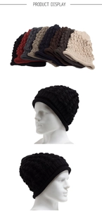 Détail montrant diverses couleurs et texture en maille ondulée de ce bonnet d'hiver chaud