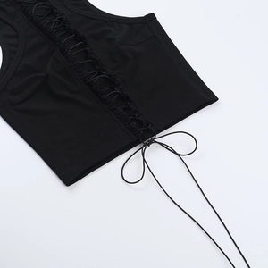 Detailopname van de zwarte vetershirt met kruisbandjes en zachte gebreide stofkwaliteit