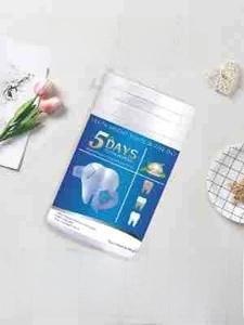 Dettaglio della polvere sbiancante per denti alla menta con bicarbonato di sodio puro