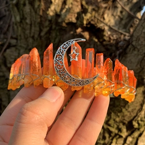 Couronne en cristal orange naturel avec breloques lune et étoile argentées sur bois
