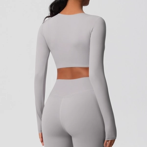 Détail de la texture du tissu sans couture au dos du haut de yoga à manches longues