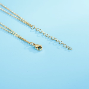Dettaglio della chiusura a moschettone placcata oro 18K e catena di estensione