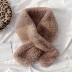Dettaglio di sciarpa in pelliccia sintetica marrone con design a fessura incrociata