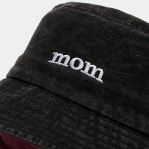 Cappello pescatore in tela lavata nera con ricamo mom bianco e texture denim vintage