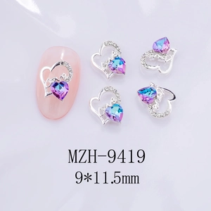 Détail macro du charm nail art coeur creux 9x11,5 mm avec pierres bleu-violet et texte Love