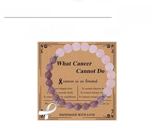 Détail du bracelet en cristal rose avec pendentif ruban sur carte de présentation