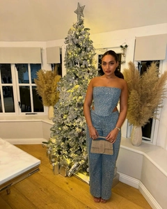Détail de l'ensemble haut bustier et pantalon à paillettes bleu clair pour fêtes