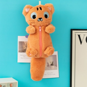 Détail trousse chat en peluche orange avec broderie et fermeture éclair rose