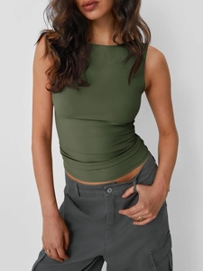 Dettaglio del top aderente verde scuro senza maniche con pantaloni cargo grigi