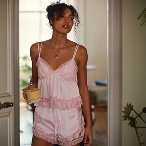 Elegantes rosa Pyjama-Set aus Satin mit Spitzenbesatz und Camisole-Top für Damen