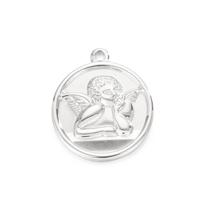 Pendentif rond en acier inoxydable poli avec gravure d'ange Cupidon sur fond blanc