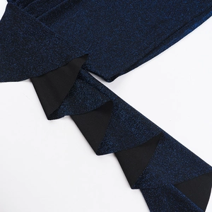 Détail du tissu bleu scintillant avec coutures à volants noirs sur une robe ajustée
