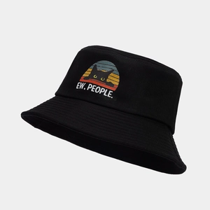 Dettaglio del cappello alla pescatora nero in cotone con stampa di sole e gatto