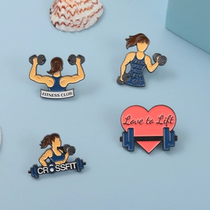 Détail de quatre broches en émail fitness avec haltérophiles et motifs d'haltères