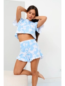 Dettaglio del set pigiama tie-dye azzurro con maniche a volant e top corto chic