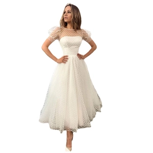 Élégante robe midi blanche en tulle à pois avec manches bouffantes et taille trapèze