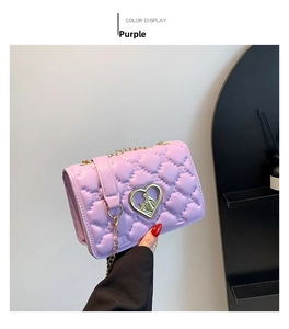 Détail du sac bandoulière matelassé violet avec fermoir doré en forme de cœur