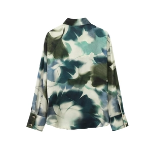 Chemise satinée à manches longues pour femmes avec imprimé botanique vert et bleu, vue de dos