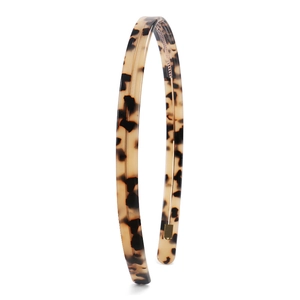 Detailed view of 1cm slim tortoiseshell headband with classic amber and black patterns
