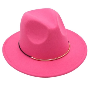Détail d'un chapeau fedora en laine rose fuchsia avec bord plat et ruban noir orné d'or