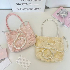 Sacs cabas en dentelle avec broderie rose et chaînes de perles élégantes aux tons pastels