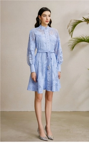 Detail von hellblauem Spitzenkleid mit Stehkragen, Puffärmeln und Webgürtel