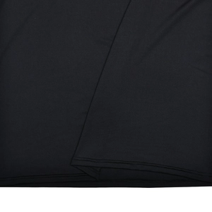Gros plan sur la texture du tissu noir avec détails de l'ourlet et de la couture