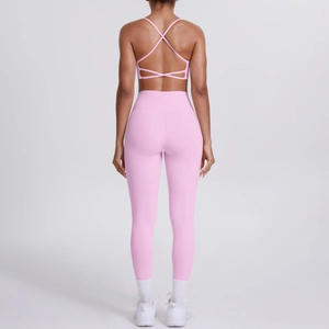 Vue de dos d'un ensemble de yoga rose clair avec soutien-gorge croisé et legging taille haute